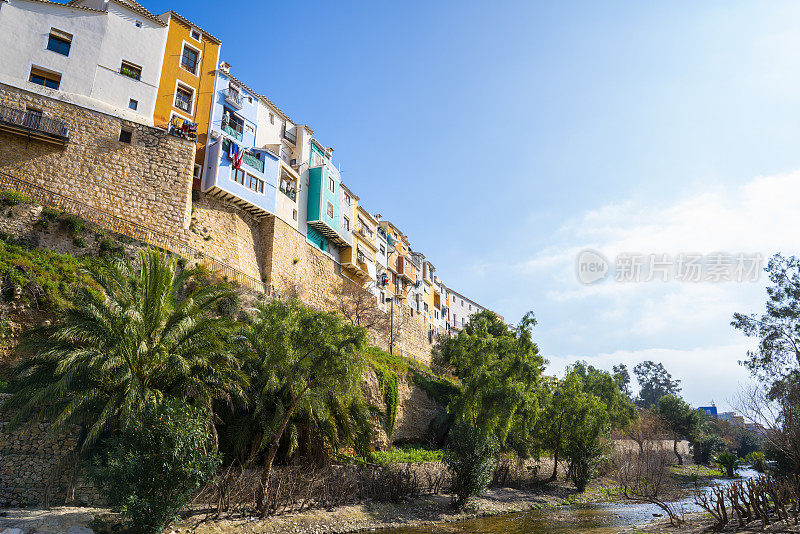 西班牙阿利坎特的Villajoyosa La Vila Joiosa河墙五颜六色的立面